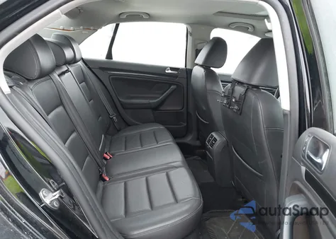 2010 Volkswagen Jetta Tdi z USA, uszkodzony, nr VIN 3VWRL7AJ8AM061252